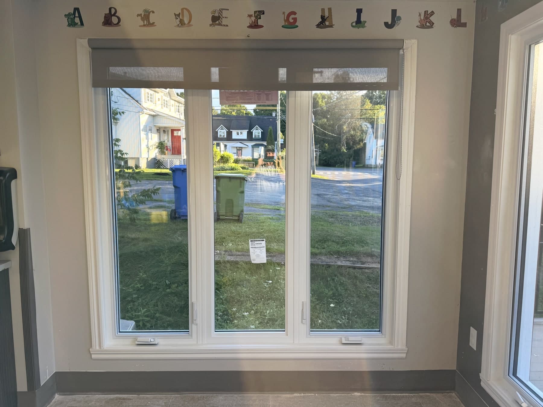 Fenêtre blanche à trois panneaux vue de l’intérieur