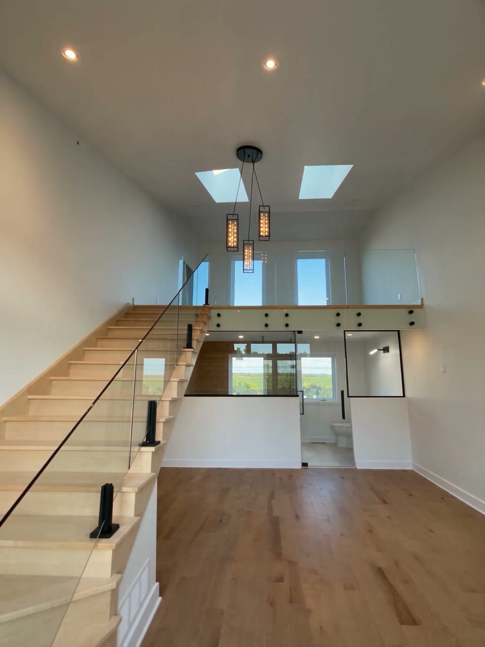 Intérieur lumineux avec garde-corps et cloison en verre